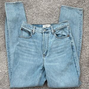 Abercrombie & Fitch The 90s Slim Straight Ultra High Rise Jean